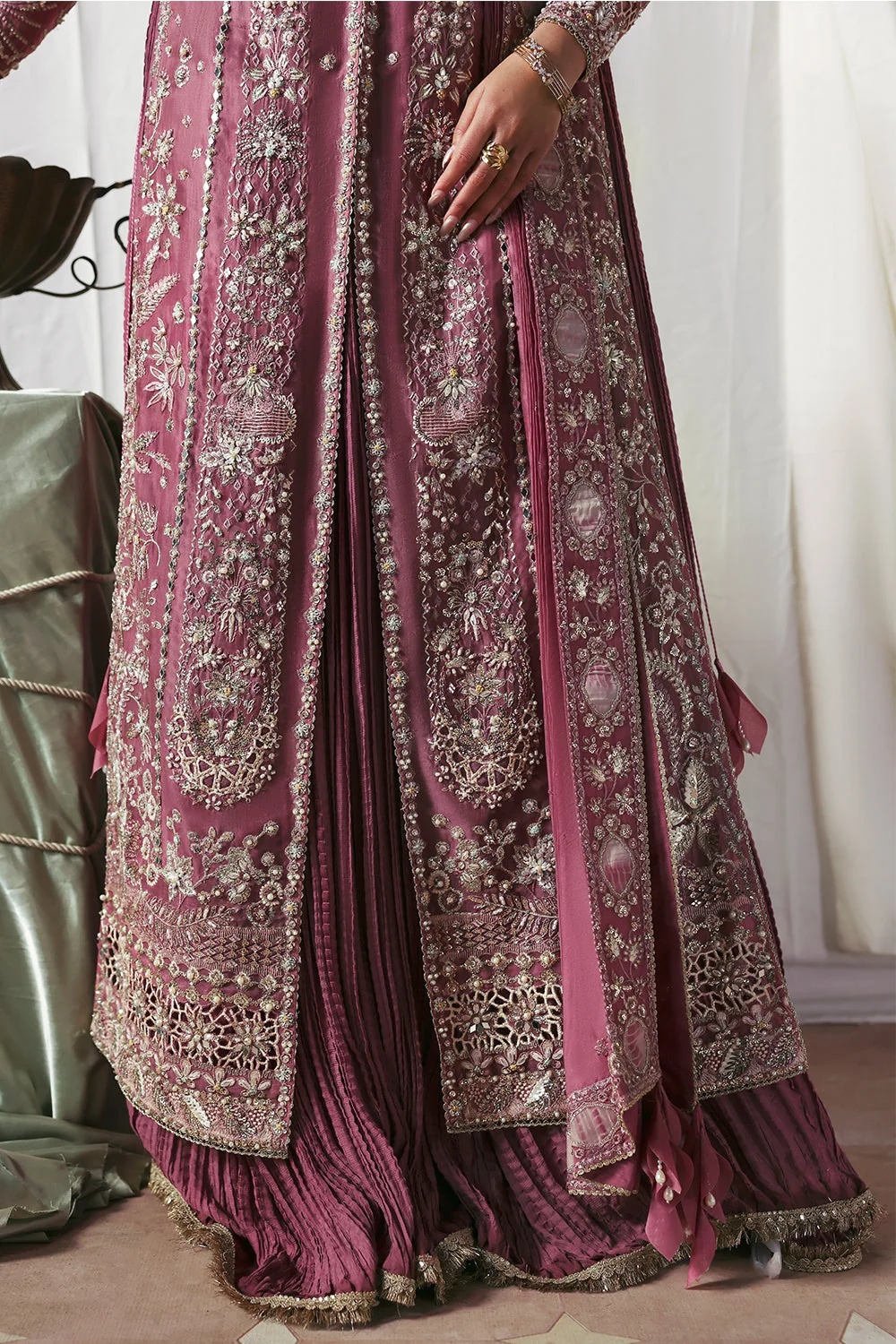 ISOLDE - SORAYA clothing in mauve tones.